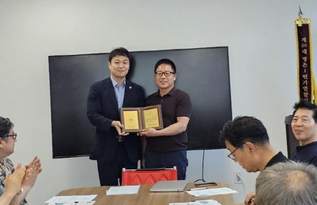 NSP통신-유영일 부위원장이 21일 범계로데오상인연합회로부터 지역상권 활성화에 기여한 공로로 감사패를 수여받고 있다. (사진 = 유영일 의원실)