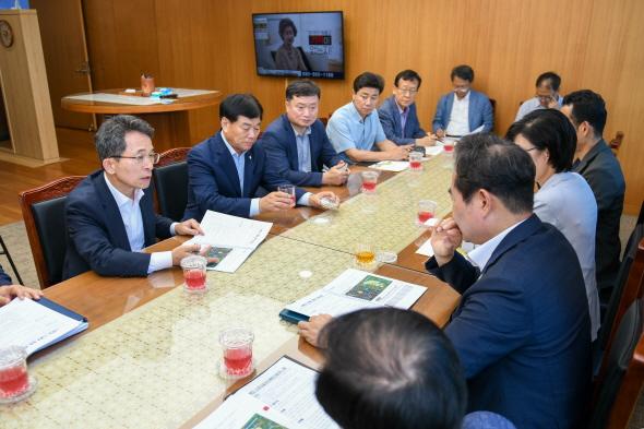 NSP통신-영주시 도비 확보 위한 발걸음 경북도청 방문, 경북도 행정부지사 면담 통해 주요 현안사업 지원 필요성 설명, 영주시 발전결의, 시장 권한대행·시의장 도청에서 한목소리 (사진 = 영주시)