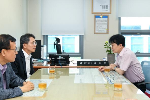 NSP통신-영주시는 숲 관광단지(숲케어팜) 조성사업, 낙동강 수생태 국가정원 조성, 산림치유원 입구도로 정비, 영주~부석(지방도 935호선)선형 개량, 봉현면 히티재 지방도 선형 개량, 두전교차로~봉현 유전 지방도 승격 등 지역 균형발전과 시민 삶의 질 향상에 직결되는 핵심 사업들을 집중 설명했다. (사진 = 영주시)
