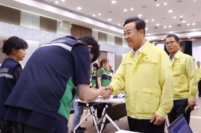 NSP통신-김성제 의왕시장이 을지훈련 참가자들을 격려하고 있다. (사진 = 의왕시)