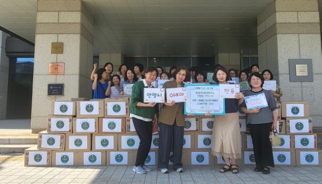 NSP통신-영세아전용어린이집 연합회 안양지역이 21일 안양시의 어려운 이웃을 위해 라면 2900여 개를 기탁했다. 사진은 기부하기에 앞서 기념촬영 모습. (사진 = 안양시)