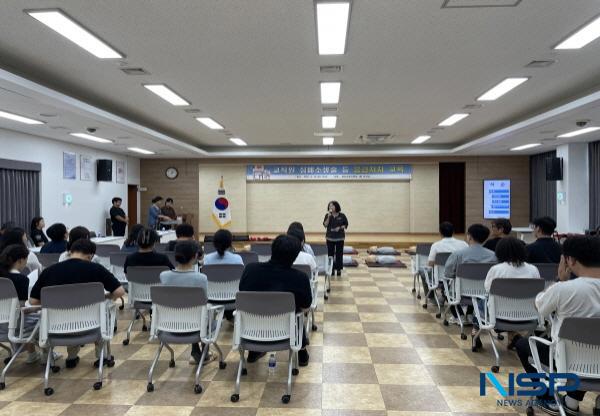 NSP통신-경상북도청도교육지원청은 22일 3층 대회의실에서 교육지원청 소속 교직원을 대상으로 심폐소생술(CPR)과 자동심장충격기(AED) 사용법을 비롯한 응급처치 교육을 실시했다. (사진 = 청도교육지원청)