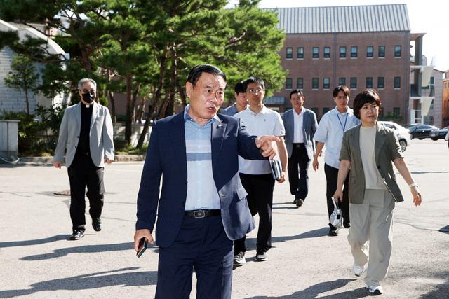 NSP통신-22일 이재식 수원시의회 의장(맨 앞)이 관계자들과 불법주차 현장을 점검하고 있다. (사진 = 수원시의회)