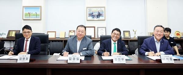 NSP통신-소상공인 특례보증지원 협약식 기념사진 (사진 = 파주시)