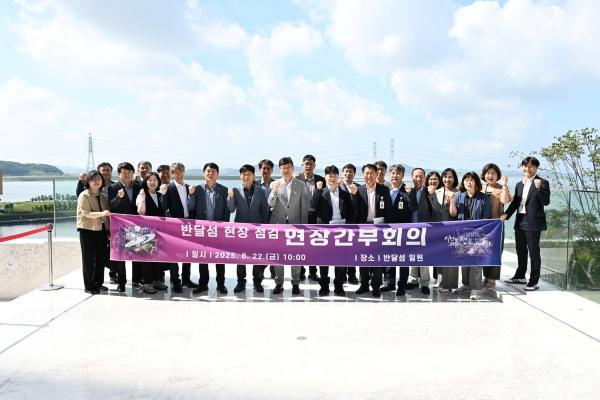 NSP통신-이민근 안산시장을 비롯한 안산시 현장 간부회의 참석자들이 기념촬영을 하고 있다. (사진 = 안산시)