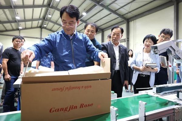 NSP통신-강진원 강진군수가 땅심화훼법인 회원들이 지켜보는 가운데 제함기 를 시연하고 있다. (사진 = 강진군)