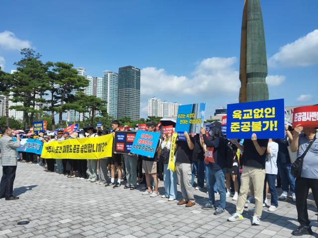 NSP통신-경기도 파주시 운정 현대 오피스텔 입주 예정자들이 서울 용산 대통령실 인근에서 대규모 항의 시위를 하고 있다. (사진 = 정송이 기자)