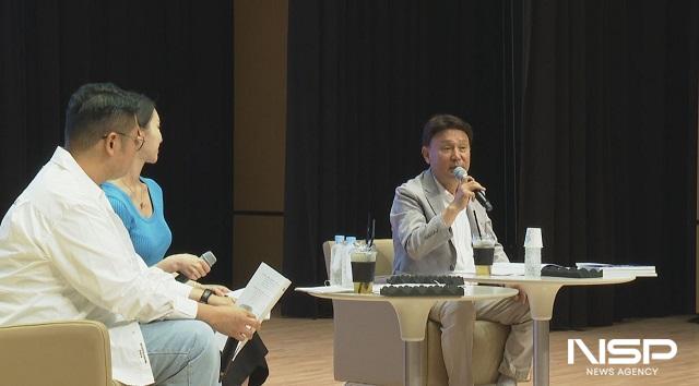 NSP통신-강임준 시장이 지난 23일 동우아트홀 공연장에서 열린 시민과 함께하는 정책콘서트에서 시민들의 질문에 답변하고 있다. (사진 = 군산시)