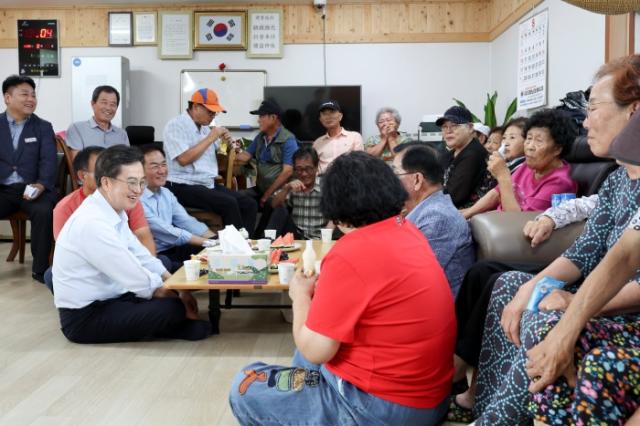 NSP통신-20일 오후 내기1리 마을회관 무더위쉼터를 방문한 김동연 경기도지사가 간담회에 참석한 도민들과 이야기를 나누고 있다. (사진 = 경기도)