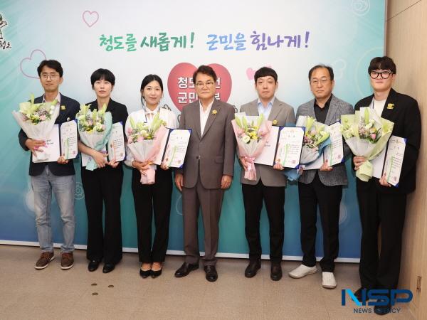 NSP통신-청도군은 군민에게 행복을 주는 고품질 민원서비스 제공하고자 지난 22일 상반기 민원처리 우수공무원을 선정하여 격려했다. (사진 = 청도군)