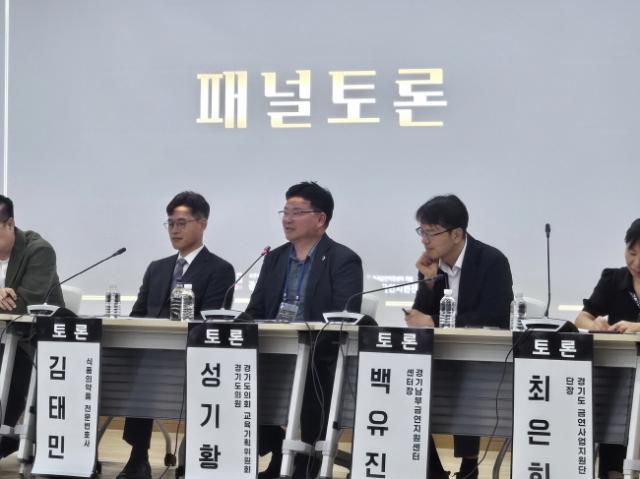 NSP통신-성기황 경기도의원이 22일 경기도의회 대회의실에서 열린 제2회 지역사회 금연정책 토론회에 참석해 전자담배 규제 강화의 필요성을 강조하고 있다. (사진 = 경기도의회)
