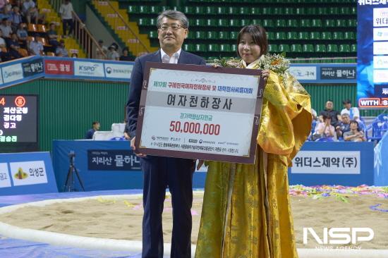 NSP통신-구례전국여자천하장사대회 여자천하장사 상금 전달식 (사진 = 구례군청)