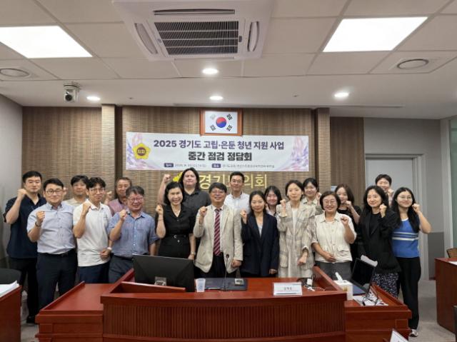 NSP통신-김재훈 경기도의원이 20일 여성가족평생교육위원회 회의실에서 개최된 2025 경기도 고립·은둔 청년 지원사업 중간 점검 정담회 참석자들과 기념촬영을 하고 있다. (사진 = 경기도의회)