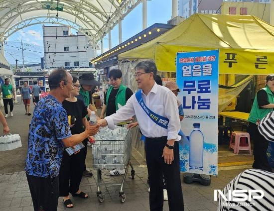 NSP통신-김순호 구례군수 오맥축제장 민생회복 소비쿠폰 소비촉진 캠페인 (사진 = 구례군청)