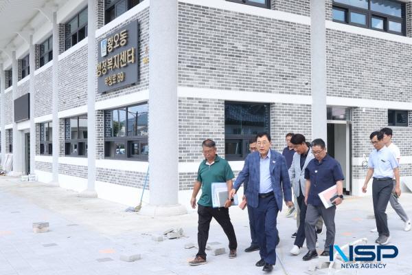 NSP통신-주낙영 경주시장이 25일 오전 중부·황오동 통합행정복지센터 신축 현장을 찾아 공정 상황을 점검했다. (사진 = 경주시)