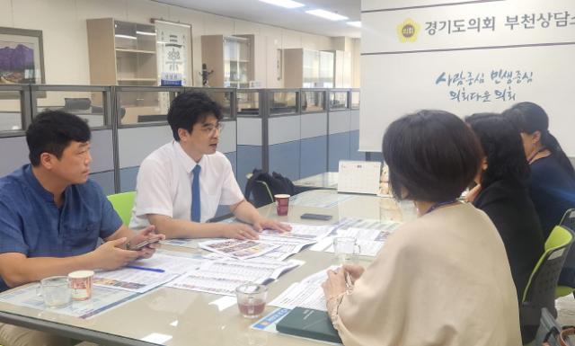 NSP통신-박상현 경기도의원이 22일 부천상담소에서 관계자들과 AI 기반 융합형 체험 공간으로 재설계할 것을 논의하고 있다. (사진 = 경기도의회)