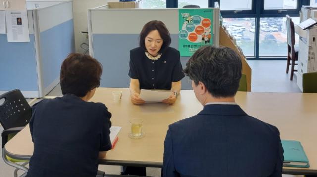NSP통신-이혜원 부위원장이 25일 양평상담소에서 평화기반조성과 담당자들로부터 경기권 통일플러스센터 개관 준비 및 향후 운영 계획에 대한 업무보고를 받고 있다. (사진 = 경기도의회)