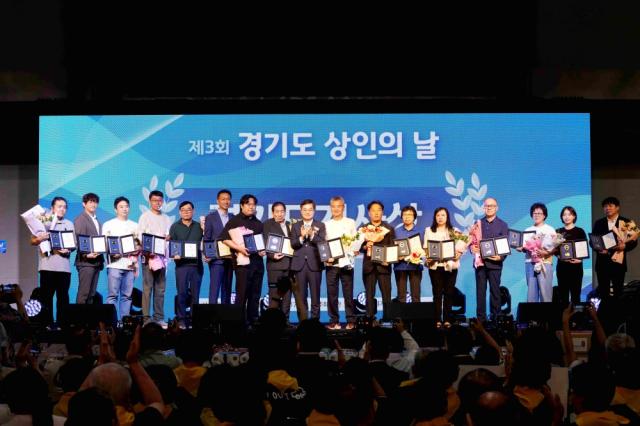NSP통신-한양대 에리카 캠퍼스(안산)에서 열린 제3회 경기도 상인의 날 행사애서 김동연 경기도지사는 유공자에게 표창 수여 및 우수 상인 등에 감사패를 전달했다. (사진 = 경기도)