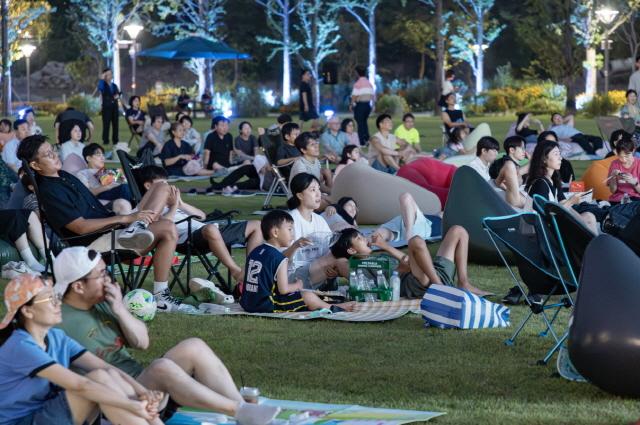 NSP통신-백운호수공원 잔디광장에서 2025 우리동네 돗자리 영화관 첫 상영회가 진행되고 있다. (사진 = 의왕시)