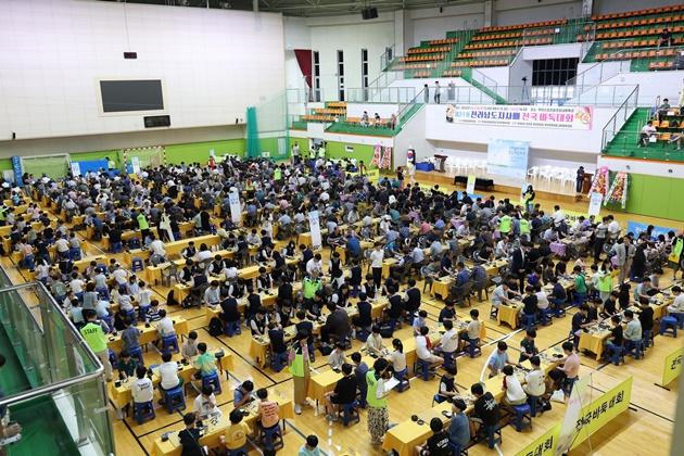 NSP통신-지난 23일부터 24일까지 열린 전라남도지사배 전국 바둑대회에서 참가자들이 열띤 경기를 펼치고 있다. (사진 = 무안군)