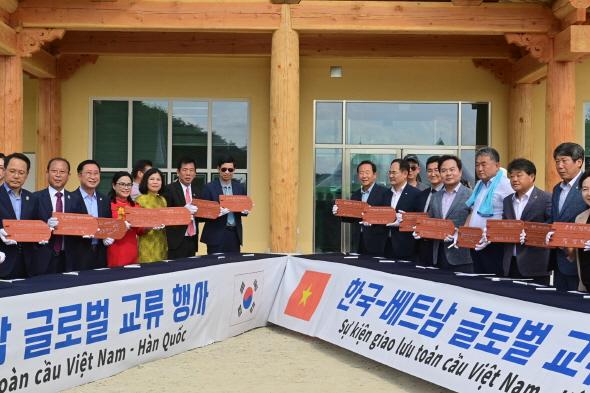 NSP통신-다문화커뮤니티센터의 상량식을 기념한 기와장 메시지 퍼포먼스와 베트남 왕조의 시조인 리태조의 동상 제막식은 한-베 문화 연결성을 상징적으로 보여주는 행사로 주목받았다. (사진 = 봉화군)