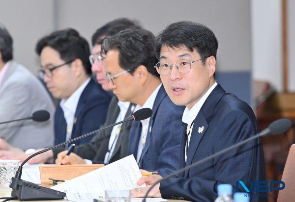 NSP통신-김정기 대구시장 권한대행이 25일 동인청사 10층 대회의실에서 확대간부회의를 주재하고 있다. (사진 = 대구시)