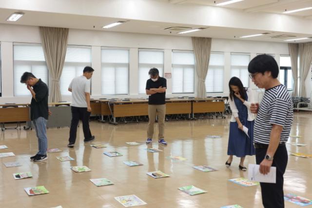 NSP통신-평택시의회 초등학교 공모전 심사 모습. (사진 = 평택시의회)
