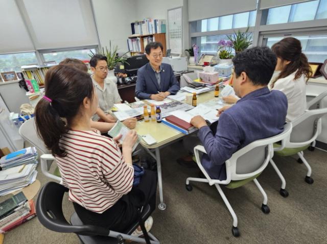 NSP통신-박종각 성남시의원이 옥외영업 합법화 방안 주제로 주민간담회를 하고 있다. (사진 = 성남시의회)