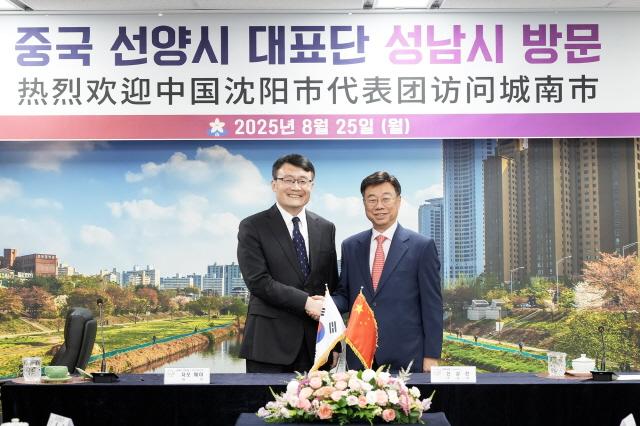 NSP통신-신상진 성남시장(오른쪽)이 25일 시청 제1회의실에서 자오웨이 중국 선양시 부시장을 만나 기념사진을 찍고 있다. (사진 = 성남시)