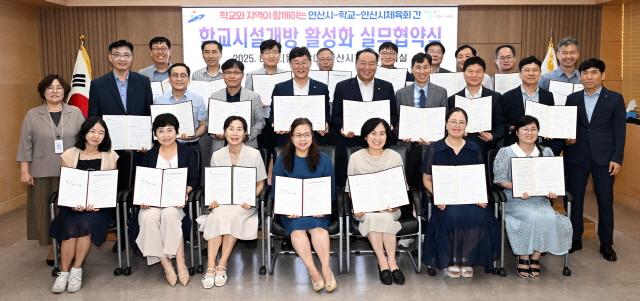 NSP통신-이민근 안산시장(가운데줄 왼쪽 다섯번째)이 관내 23개 학교와의 학교시설개방 활성화를 위한 실무 협약을 체결하고 참석자들과 함께 기념촬영을 하고 있다. (사진 = 안산시)