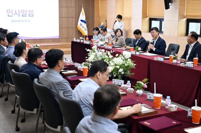 NSP통신-이민근 안산시장(오른쪽 두번째)이 관내 23개 학교와의 학교시설개방 활성화를 위한 실무 협약의 자리에서 인사 발언을 하고 있다. (사진 = 안산시)