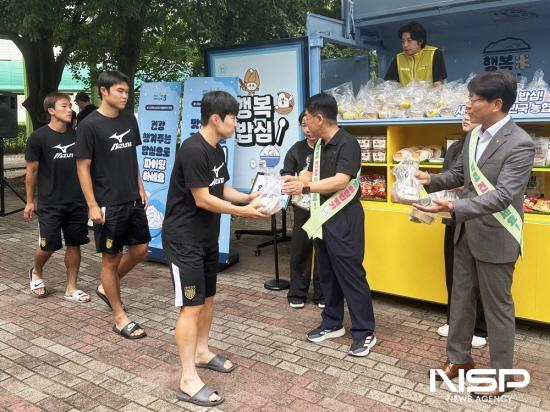NSP통신-김규홍 전남드래곤즈 대표이사가 민준영 선수에게 아침 간편식 전달 (사진 = 전남드래곤즈)