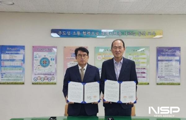 NSP통신-동산초등학교 구경석 교장(우)과 동산초등학교총동창회 강세원 회장(좌)이 동산초등학교 개교 100주년을 맞이하여 동산초등학교 미래 100년을 위한 업무협약 체결 후 기념사진을 찍고 있다. (사진 = 순천동산초등학교)