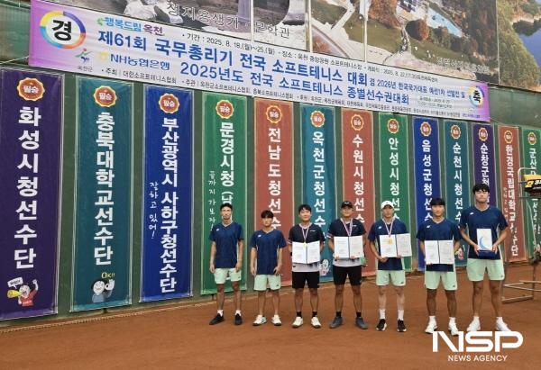 NSP통신-지난 25일 순천시청 소프트테니스팀이 옥천에서 단체전 동메달 획득 후 기념사진을 찍고 있다(좌측부터 강혜준 이희성 임민호 류태우 이하늘 추문수 이민석 선수) (사진 = 순천시)