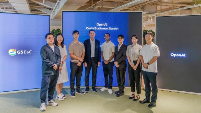 NSP통신-서울 종로구 GS건설 본사서 허윤홍 GS건설 대표(사진 왼쪽 4번째) 및 관계자와 OpenAI 담당자들이 기념사진을 촬영하고 있다. (사진 = GS건설)