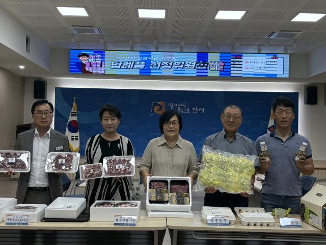 NSP통신-안성시 고향사랑기부제 답례품 선정위원회가 신규 답례품과 공급업체를 확정한 가운데 기념촬영을 하고 있다. (사진 = 안성시)