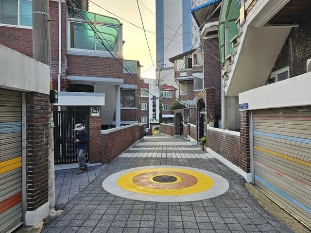 NSP통신-정비 공사가 이뤄진 골목길 전경. (사진 = 수원시)