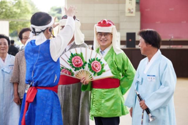 NSP통신-깨끼춤을 추는 김동연 경기도지사. (사진 = 경기도)