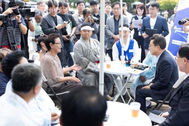 NSP통신-보존회 관계자들과 간담회를 갖는 김동연 경기도지사. (사진 = 경기도)