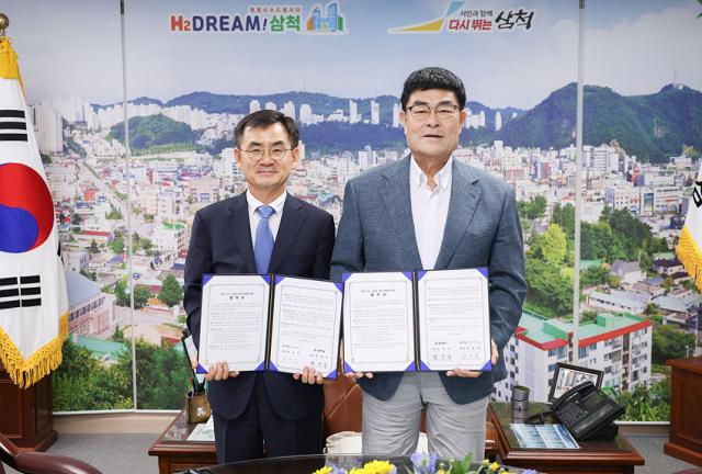 NSP통신-박상수 삼척시장이 KTC 안성일 원장과 업무협약을 체결한 모습. (사진 = 삼척시)
