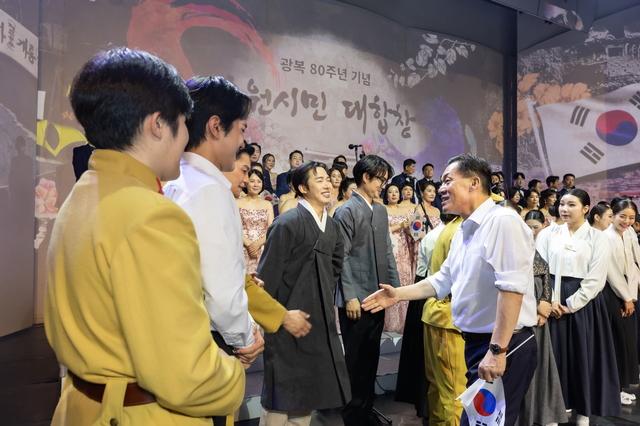 NSP통신-15일 이재준 수원시장(오른쪽)이 제1야외음악당에서 열린 수원시민대합창에 참여한 전문 예술인들과 인사를 나누고 있다. (사진 = 수원시)