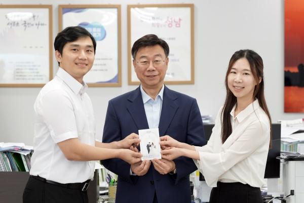 NSP통신-신상진 성남시장(가운데)이 26일 오후 성남시청 집무실에서 솔로몬의 선택 참여를 통해 만난 예비부부(1기 행사를 통해 만난 신랑 안씨와 신부 강씨)로부터 청첩장을 전달받고 기념촬영을 하고 있다. (사진 = 성남시)
