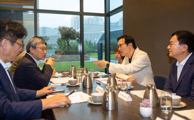 NSP통신-26일 임태희 경기도교육감(오른쪽 두번째)이 간담회에서 발언을 하고 있다. (사진 = 경기도교육청)