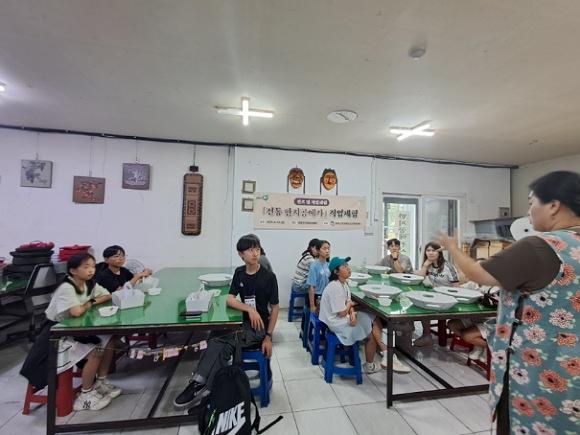 NSP통신-봉화군학교밖청소년지원센터는 학교 밖 청소년을 대상으로 전통 한지 공예가 직업 체험 프로그램을 실시했다. (사진 = 봉화군)