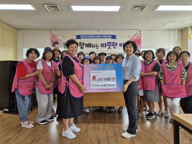 NSP통신-25일 안양시 생활개선회 회원들이 수제 고추장 나눔행사를 진행했다. 사진은 나눔에 앞선 전달식 기념촬영 모습. (사진 = 안양시)