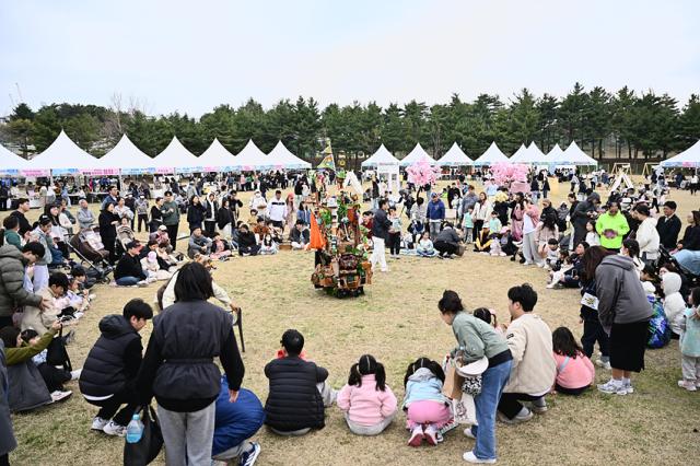 NSP통신-영랑호 벚꽃 축제 당시 모습. (사진 = 속초시)