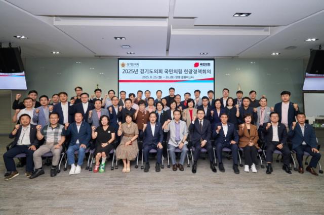NSP통신-경기도의회 국민의힘이 양평에서 현장정책회의 후 결의를 다지는 기념촬영을 하고 있다. (사진 = 경기도의회)