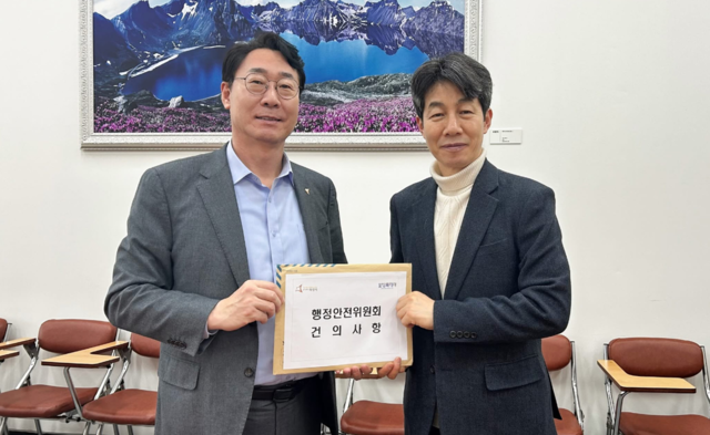 NSP통신-정명근 화성시장(왼쪽)이 국회 행정안전위원회에 일반구 신설 건의안을 제출하고 있다. (사진 = 화성시)