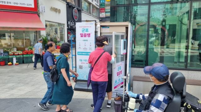 NSP통신-시민들이 AI 무인 냉장고 군포 얼음땡을 이용하고 있는 모습. (사진 = 군포시)