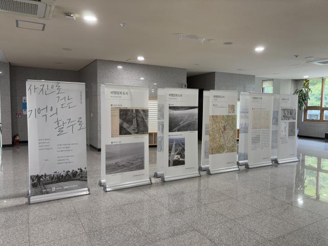 NSP통신-창룡도서관에서 진행되고 있는 수원비행장 사진전 모습. (사진 = 수원시)